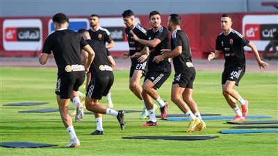 مهاجم الأهلي يفاضل بين 3 عروض تمهيدًا لرحيله عن الفريق