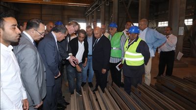 وزير النقل ووفد خبراء فويست البين النمساوية في جولة تفقدية  بورش العباسية للسكك الحديدية