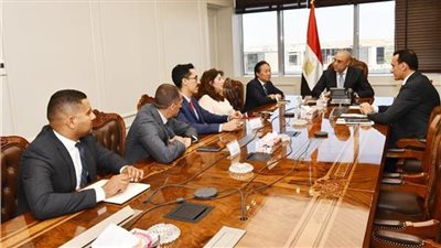 وزير الإسكان يلتقى مسئولى 