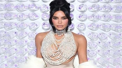 فستان مرصع باللؤلؤ والكريستال.. كيم كارداشيان ظهور متألق في حفل Met Gala