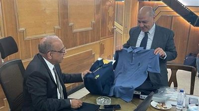 وزير قطاع الأعمال العام يجتمع بقيادات الشركة القابضة للقطن وشركة مصر للغزل والنسيج بالمحلة الكبرى