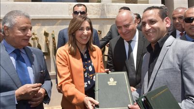 وزيرة الثقافة ومحافظ قنا ومدير صندوق مكتبات مصر يطلقون المكتبات المتنقلة لـ 6 محافظات