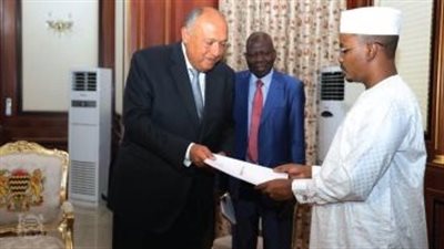 سامح شكري يسلم رئيس تشاد رسالة من الرئيس السيسي حول الأزمة السودانية
