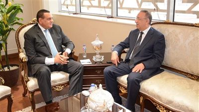 وزير التنمية المحلية يتابع مع محافظ الإسكندرية المشروعات التنموية والخدمية بالمحافظة