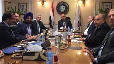 وزير قطاع الأعمال العام يبحث مع مجموعة 