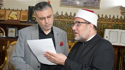 وزير الأوقاف يهدي رئيس اذاعات وتليفزيونات التعاون الاسلامي نسخة من كتاب الله