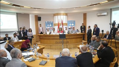 وزيرة الثقافة وسفيرة الإمارات ورئيس دائرة الشارقة يُسلمون تكريمات 