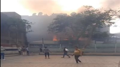 بـ 5 سيارات إطفاء.. السيطرة على حريق مخزن بشارع المعز