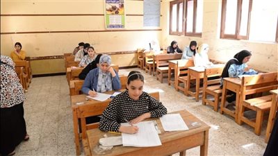 رصد مخالفة وتحويل طالبتين ومراقب للتحقيق  لتصوير ورق الأسئلة بالشهادة الإعدادية بالدقهلية 