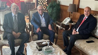 عادل الغضبان يستقبل رئيس مجلس إدارة مصنع الأدوية بشرق بورسعيد