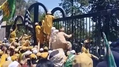 محتجون يحاصرون المحكمة العليا الباكستانية رفضا للإفراج عن عمران خان