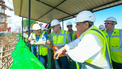 وزير الإسكان يتفقد سير العمل بمشروع سد ومحطة 