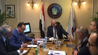 وزير قطاع الأعمال يستعرض مشروعات التطوير العقاري