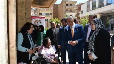 محافظ الفيوم يبحث آليات التوسع في تنظيم معارض وورش تدريبية لمنتجي الحرف اليدوية 