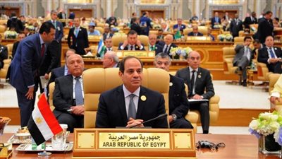 الرئيس السيسي يصل مقر انعقاد القمة العربية في جدة