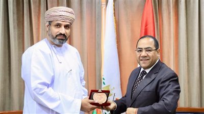 رئيس التنظيم والإدارة يستقبل وزير العمل العماني ويبحثان تعزيز التعاون المشترك