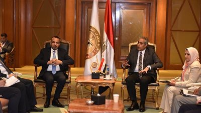 وزير القوى العاملة واصل لقاءاته مع 