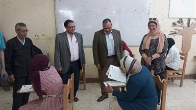 نائب رئيس جامعة بنها يتفقد الامتحانات بكلية التربية النوعية