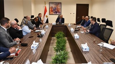 وزير الإسكان يناقش مع أعضاء غرفة التطوير العقاري سبل دعم ومساندة قطاع التطوير العقارى
