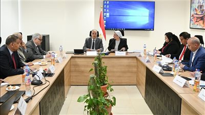 سويلم والدكتورة ياسمين فؤاد يناقشان جهود تطبيق مفهوم الإقتصاد الأزرق في مصر