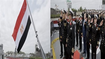 قائد القوات البحرية يرفع العلم المصرى على الفرقاطة 