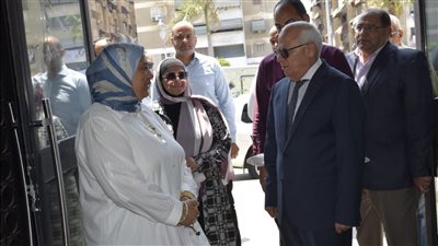 محافظ بورسعيد يتفقد مركز خدمة المستثمرين التكنولوجي