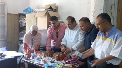 ضبط سلع غذائية منتهية الصلاحية بوسط الإسكندرية 