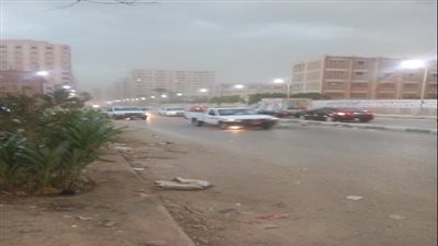 عاصفة ترابية تحيل نهار السويس إلى ظلام