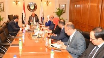 وزير قطاع الأعمال يبحث فرص استغلال فروع 