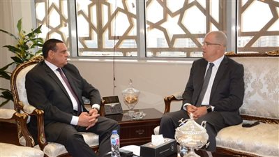 وزير التنمية المحلية يتابع مع رئيس اتحاد الصناعات المصرية الموقف التنفيذي لمبادرة 