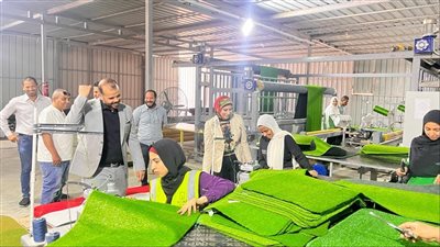 رئيس جهاز مدينة السويس في زيارة لمصنع إنتاج النجيل الصناعي