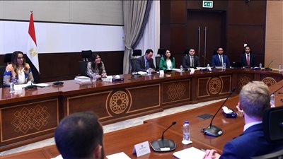 مسئولو مجلس الوزراء يلتقون وفد وزارة الخزانة الأمريكية