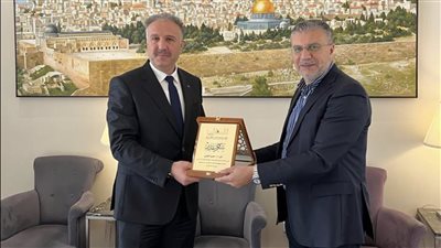 وزير الإعلام الفلسطيني يكرم الدكتور عمرو الليثي ويهديه درع وزارة الإعلام