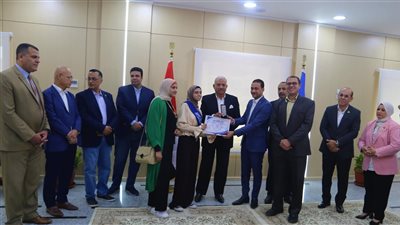 محافظ السويس يكرم أوائل الشهادة الإعدادية بحضور نواب المحافظة