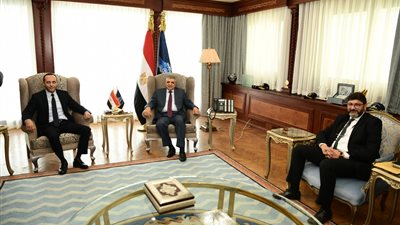 الفريق أسامة ربيع يشهد توقيع مذكرة تفاهم مع شركة أنكوراج للاستثمارات لإنشاء مصنع للبتروكيماويات بالعين السخنة 