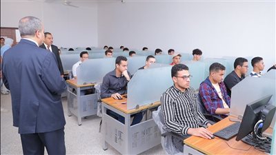 رئيس جامعة السويس يتفقد الإختبارات الإلكترونية لـ 