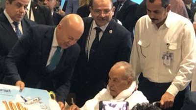وزير الطيران يسلم أكبر الحجاج سنا تذاكر مجانية.. عمره 94 عاما