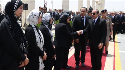 مشاهد من جنازة والدة مصطفى مدبولي.. الرئيس أول الحاضرين