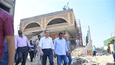 محافظ الغربية يتفقد مواقع العمل بمشروعات حياة كريمة 