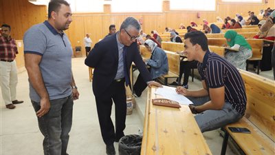 رئيس جامعة جنوب الوادى يتفقد أعمال امتحانات الفصل الدراسي الثانى