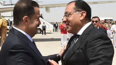 رئيس الوزراء يستقبل نظيره العراقى والوفد المرافق له بمطار القاهرة