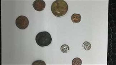 لمخالفة القانون.. جمارك مطار برج العرب تحبط محاولة تهريب عدد من العملات الأثرية