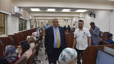 رئيس جامعة الأقصر يتفقد الاختبارات الإلكترونية لطلاب الفنون الجميلة 