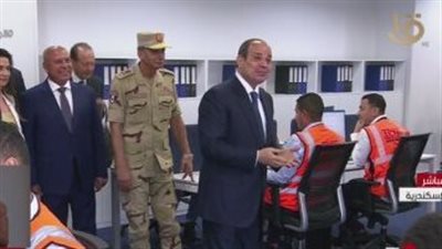 الرئيس السيسي ينصح العاملين بمحطة 