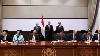 مدبولي يشهد توقيع عقود لتحويل الأماكن التابعة لشركات الاتصالات الأربع العاملة في مصر للعمل بالطاقة النظيفة