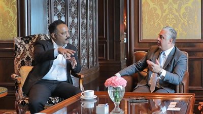 رئيس اقتصادية قناة السويس يلتقي وزير الدولة للشئون الخارجية لتعزيز التعاون بين الجانبين