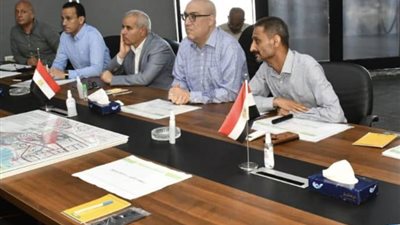 وزير الإسكان يعقد اجتماعا بمنطقة الأبراج الشاطئية بـ