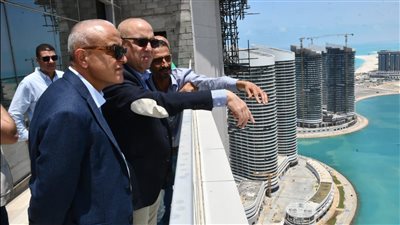 وزير الإسكان يتابع مشروعات مدينة العلمين الجديدة من الطابق الـ42 بأحد أبراج المنطقة الشاطئية