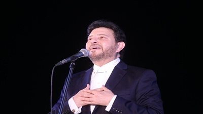 هاني شاكر في العمليات.. مطربة تفجر مفاجأة عن حالته الصحية