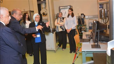  وزير قطاع الأعمال يتفقد وحدات علوم المواد وتحليل البيانات